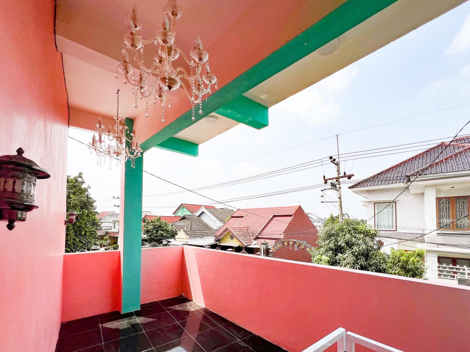 Reddoorz Near Sunrise Mall Mojokerto Kültér fotó