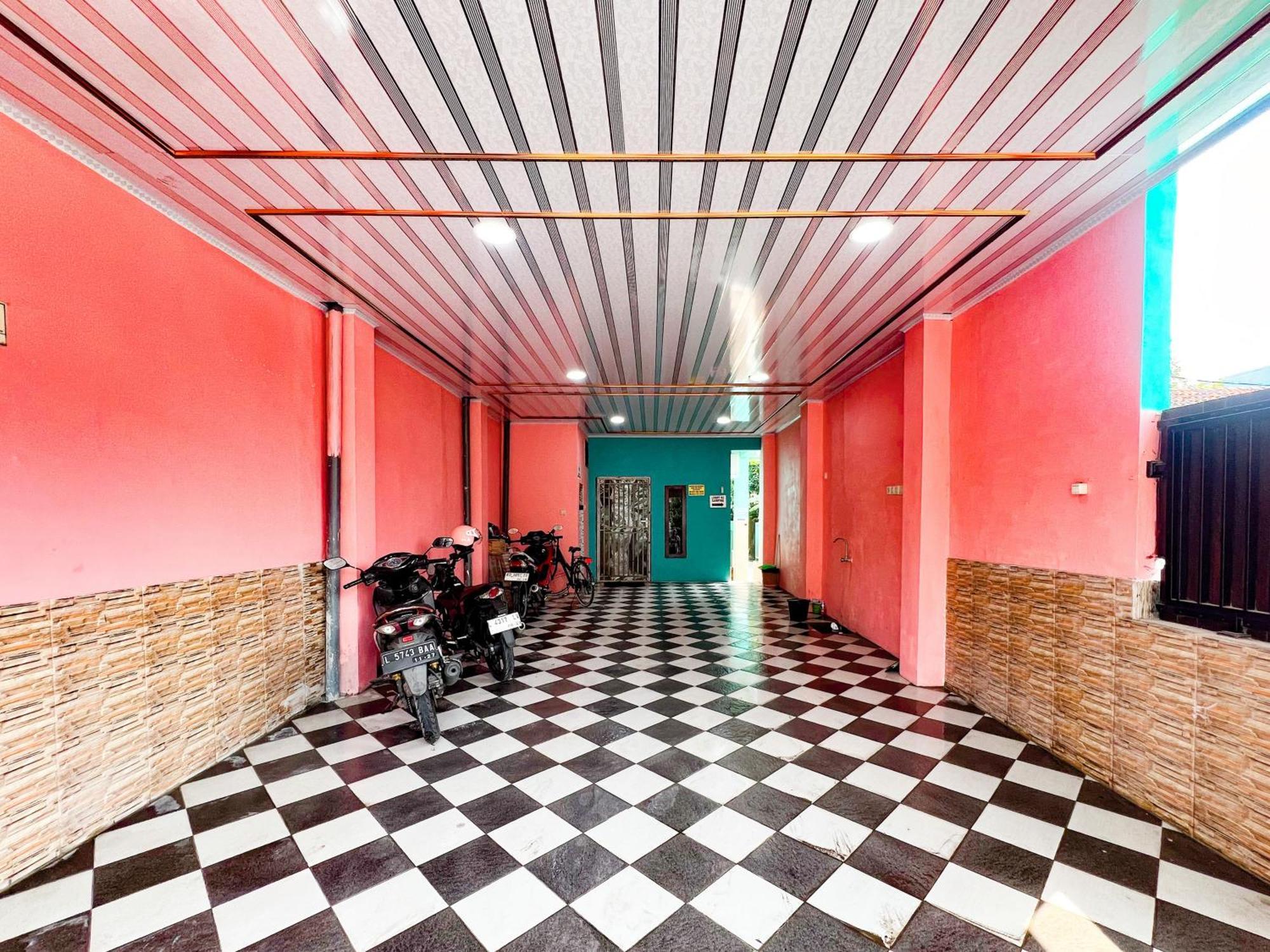 Reddoorz Near Sunrise Mall Mojokerto Kültér fotó