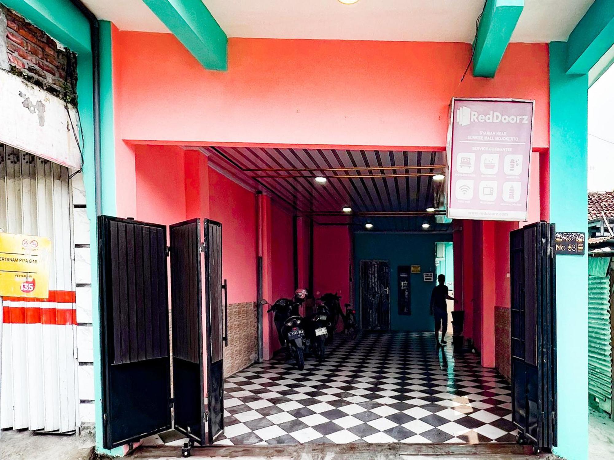 Reddoorz Near Sunrise Mall Mojokerto Kültér fotó