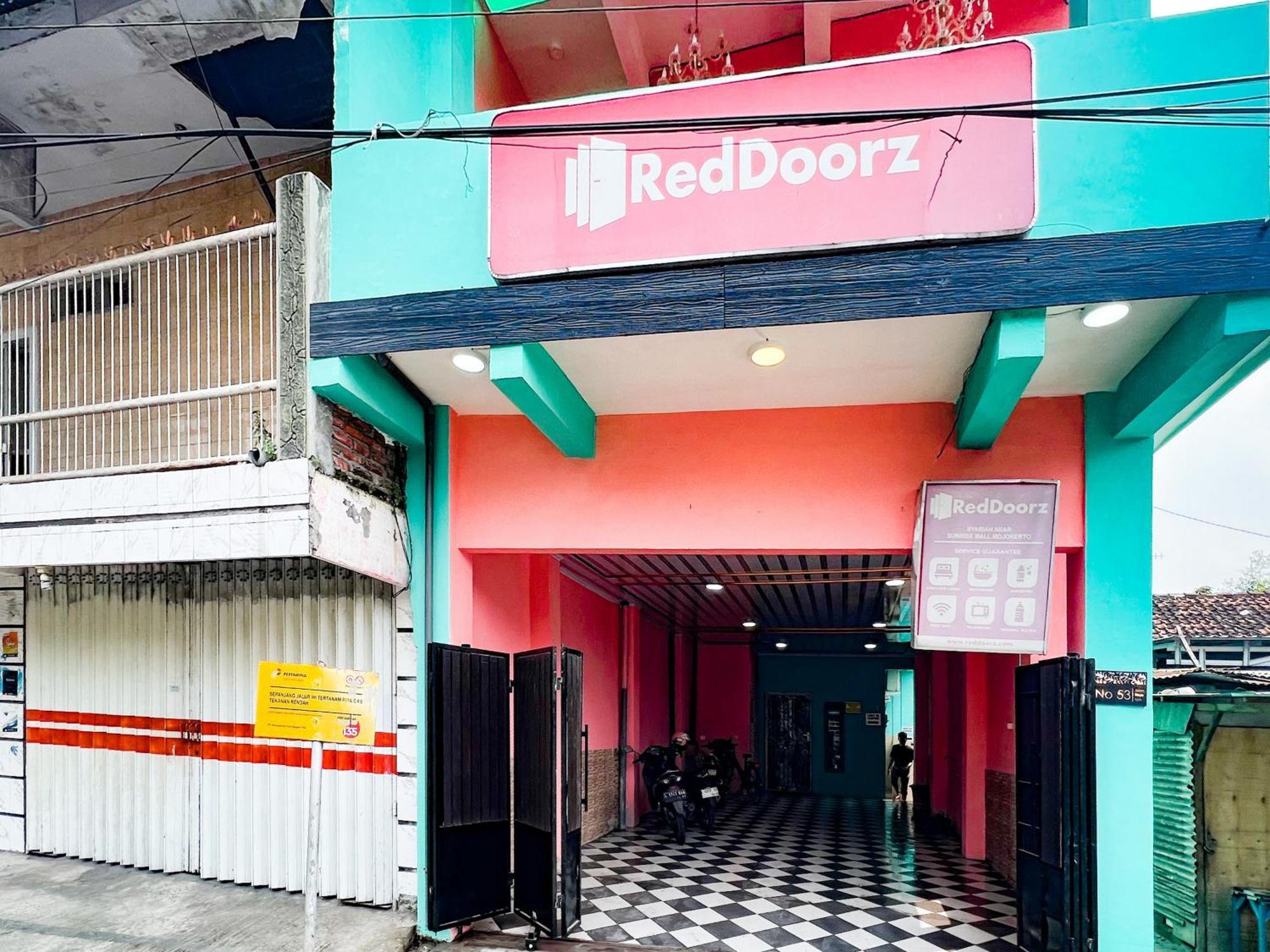 Reddoorz Near Sunrise Mall Mojokerto Kültér fotó